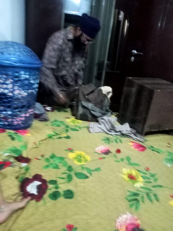 अलमारी की चाबी के बहाने लाखों की चोरी