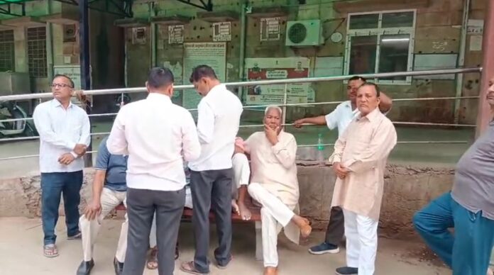 मौत से कॉलेज स्टाफ और छात्रों में भी शोक की लहर