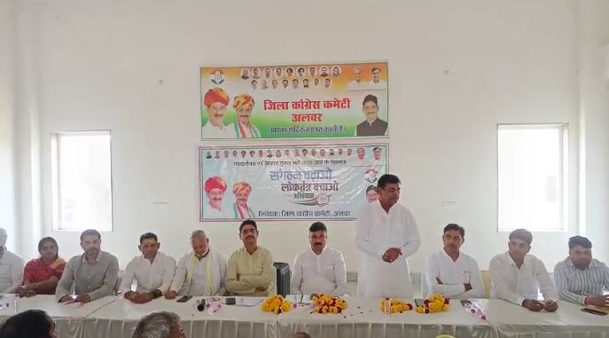 बैठक में टीकाराम जूली विशेष रूप से मौजूद रहे