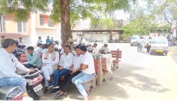 1044 जिला अस्पताल में मृतक परिजन