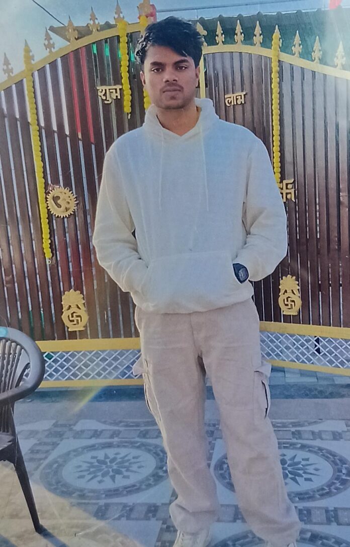 मृतक की पहचान आकाश वर्मा (19), निवासी केसरोली