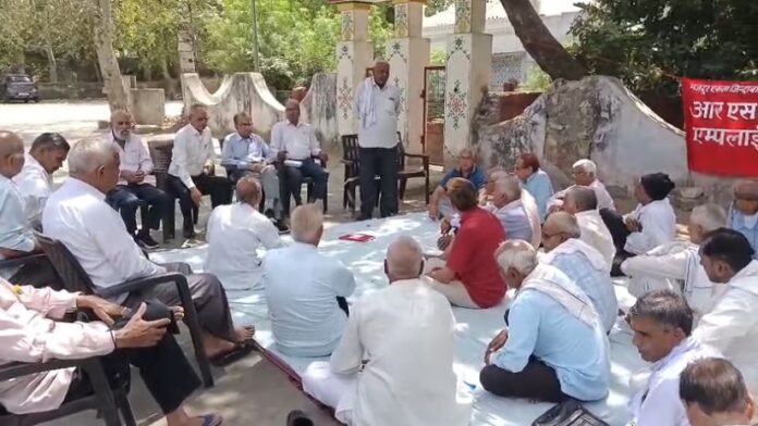 धरना आरएसआरटीसी रिटायर्ड एम्पलाइज एसोसिएशन के बैनर तले आयोजित