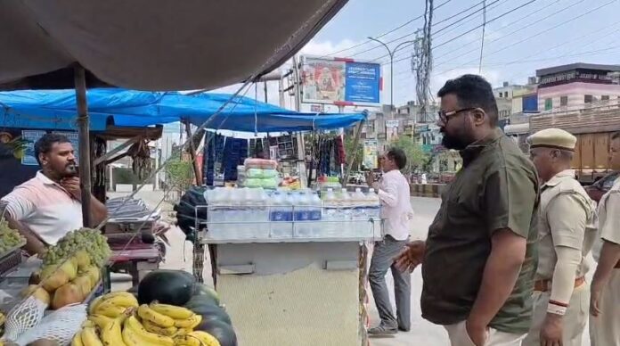 1059 यूआईटी के अधिकारी मानवेंद्र सिंह समझाते हुए