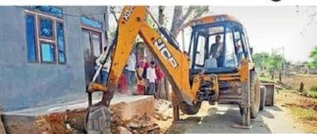 अतिक्रमण हटाते हुए