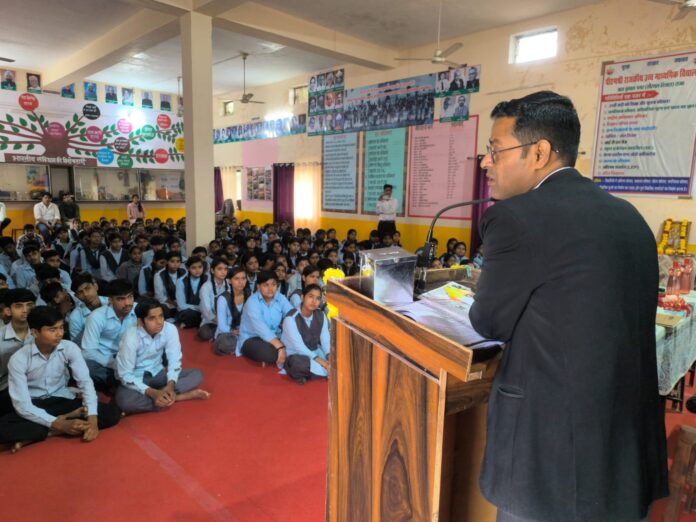 विधिक सेवा प्राधिकरण खैरथल के अध्यक्ष शैलेंद्र व्यास (जिला एवं सत्र न्यायाधीश)