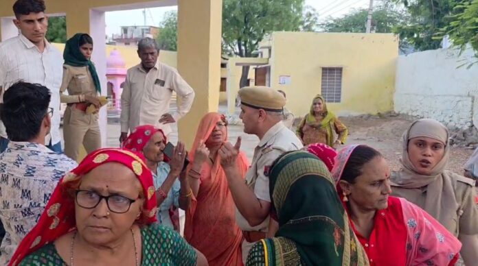 अतिक्रमण विवाद पर युवक को हिरासत में लेने और महिलाओं से अभद्रता के आरोप