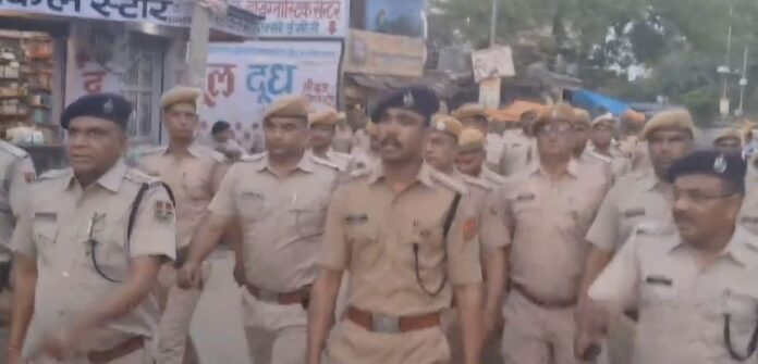 पुलिस जाब्ते के साथ डीग कस्बे में फ्लैग मार्च निकाला