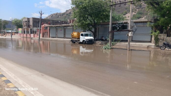 सभी दुकानों के आगे तालाब बन गया