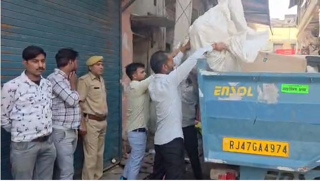 1092 छापा मारकर करीब 15 कट्टे प्लास्टिक जब्त किए