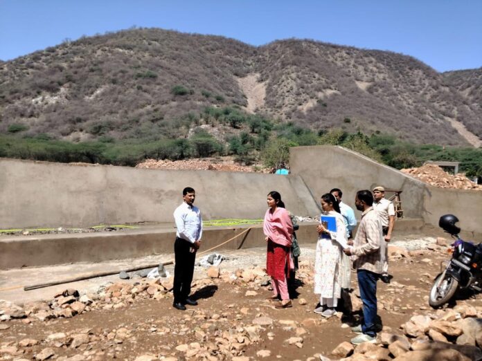 एनीकट निर्माण कार्यों का जायजा लिया