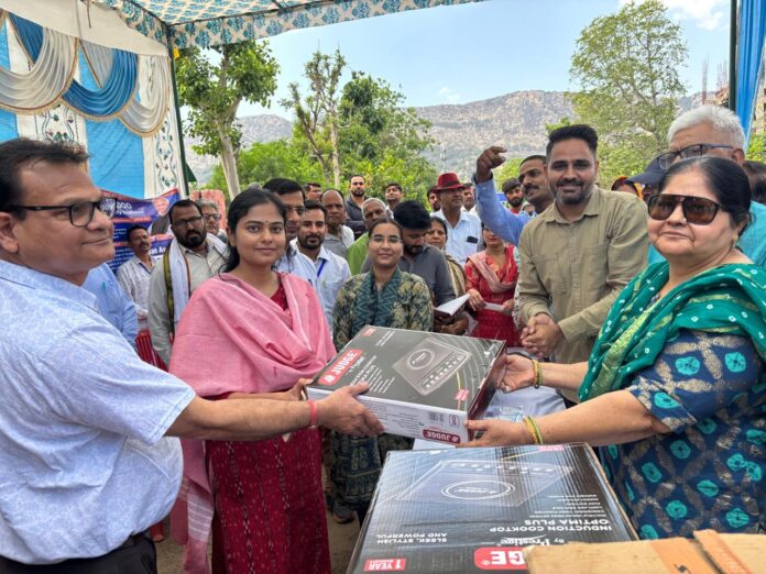 1096 लाभार्थियों को इंडिक्शन कुकर वितरित