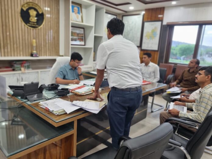 जिला कलेक्टर अतुल प्रकाश की अध्यक्षता में आयोजित समीक्षा बैठक