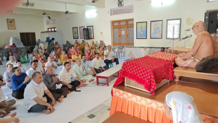 विज्ञान भूषण महाराज के सानिध्य में आयोजित णमोकार मंत्र जाप में भाग लेते श्रद्धालु