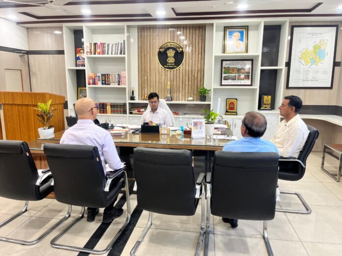 1115 कलेक्टर अतुल प्रकाश की अध्यक्षता में चिकित्सा एवं आयुर्वेद विभाग की बैठक