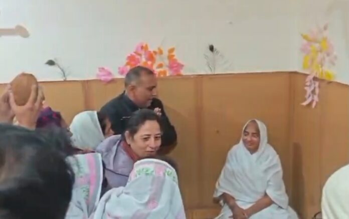 माताजी को श्रीफल भेट करते अलवर जैन समाज के लोग