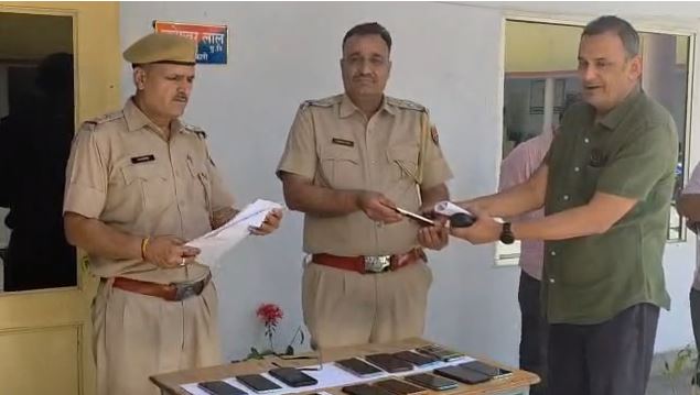 1122 पुलिस ने 16 गुम मोबाइल बरामद कर मालिकों को लौटाए