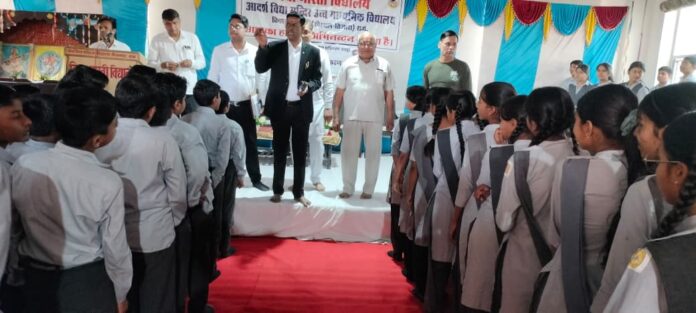 1123 बालिकाओं से वार्ता करते हुए मुख्य न्यायाधीश मजिस्ट्रेट रणवीर सिंह