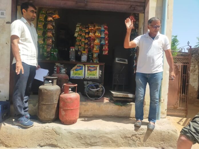 किराना स्टोर से 3 गैस सिलेंडर और उपकरण जब्त