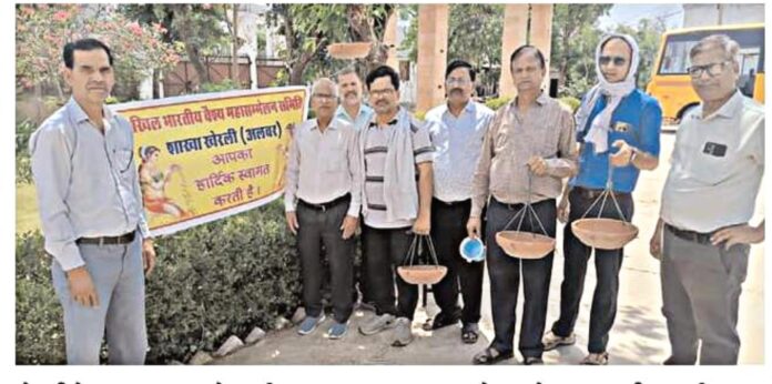 परिंडे लगाते लोग