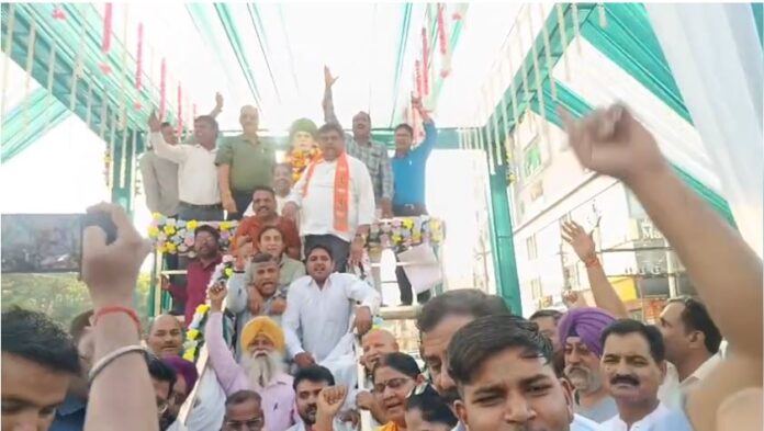 संजय शर्मा ने प्रतिमा पर माल्यार्पण कर शिक्षा और सामाजिक समानता का संदेश दिया