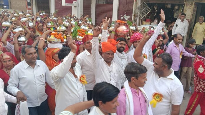 ज्योतिबा फूले जयंती पर शोभायात्रा में उमड़ा जनसमूह