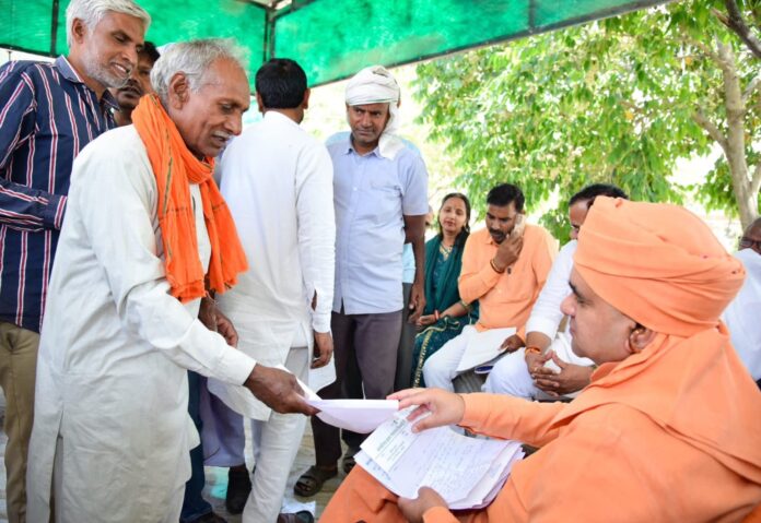 बालकनाथ योगी ने जनसुनवाई कर लोगों की समस्याएं सुनीं