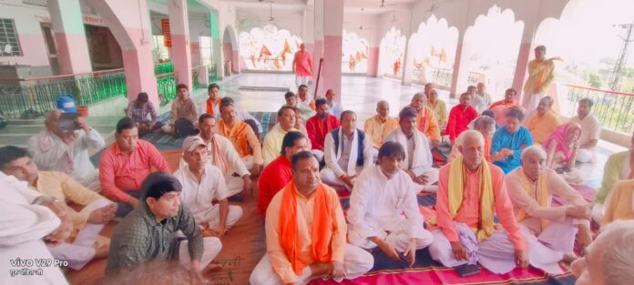 कटी घाटी हनुमान मंदिर में जुटे पुजारी