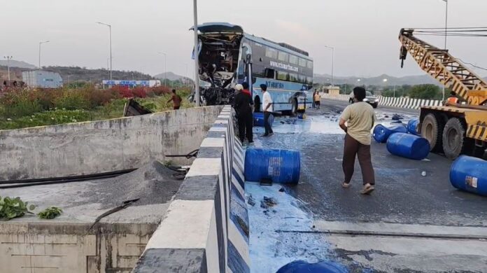 दिल्ली मुंबई एक्सप्रेसवे हादसा