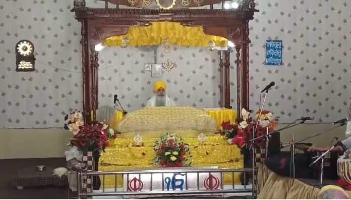 रागी जत्थों द्वारा शबद कीर्तन प्रस्तुत किए