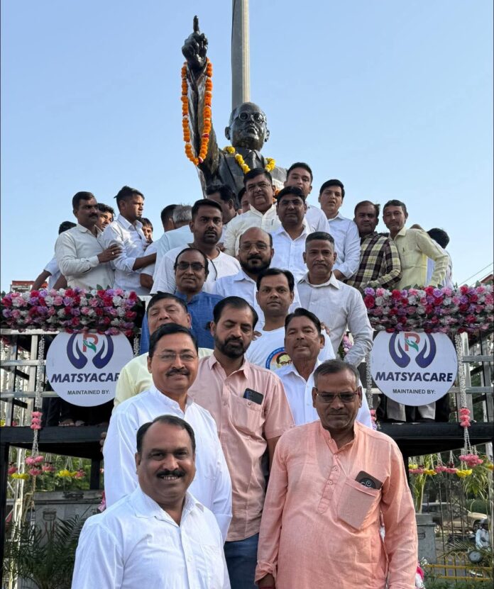 वन राज्यमंत्री संजय शर्मा ने प्रतिमा पर पुष्प अर्पित कर श्रद्धांजलि दी