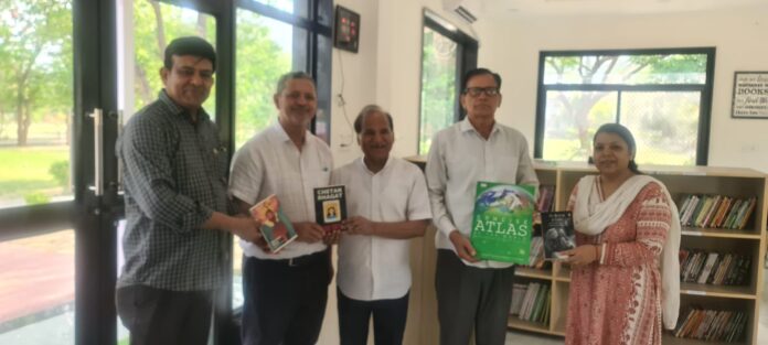 मित्तल फाउंडेशन ने 32 पुस्तकें दान कीं