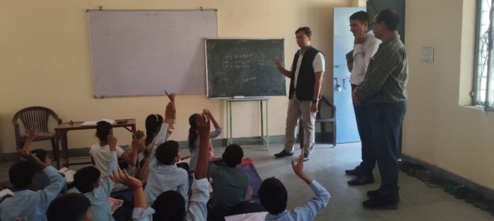 कलेक्टर अतुल प्रकाश स्कूल चेकिंग