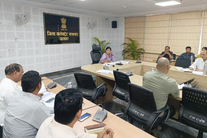 कलेक्टर आर्तिका शुक्ला ने बजट घोषणाओं की समीक्षा बैठक