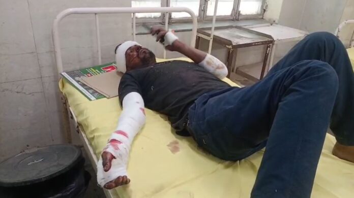 16 चक्का ट्रक पलटा, चालक गंभीर घायल