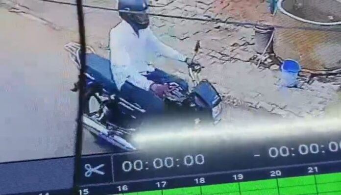 तीन अलग-अलग जगहों से बाइक चोरी