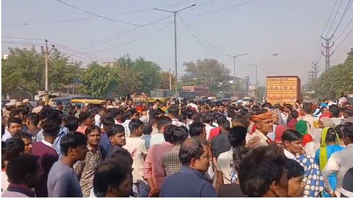 श्रमिक प्रदर्शन वेतन बढ़ोतरी मांग