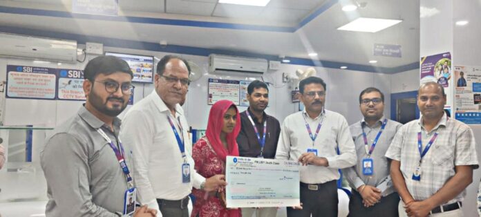 नॉमिनी वर्षा मीना को 2 लाख रुपये का चेक प्रदान किया