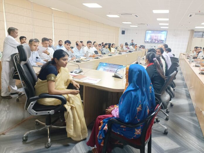 अधिकारियों को त्वरित निस्तारण के निर्देश