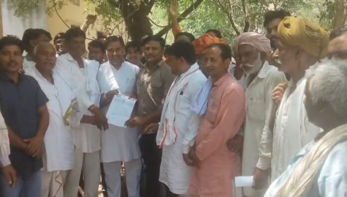 सैकड़ों ग्रामीणों की उपस्थिति में एक बड़ी बैठक