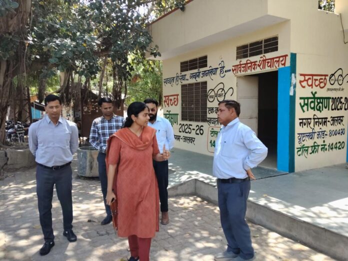 स्वच्छता व्यवस्था का निरीक्षण करते हुए कलक्टर