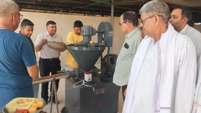 गौ काष्ठ बनाने की मशीन का शुभारंभ किया गया