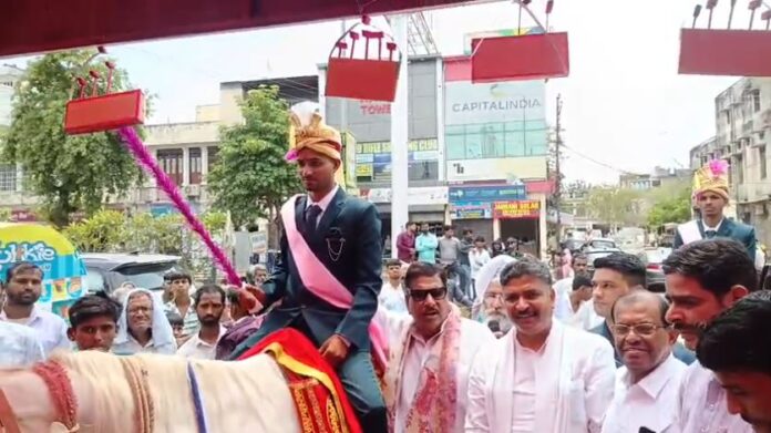 सामूहिक विवाह समारोह में टीकाराम जूली