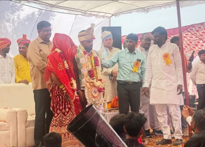 सामूहिक विवाह में पहुंचे मंत्री संजय शर्मा