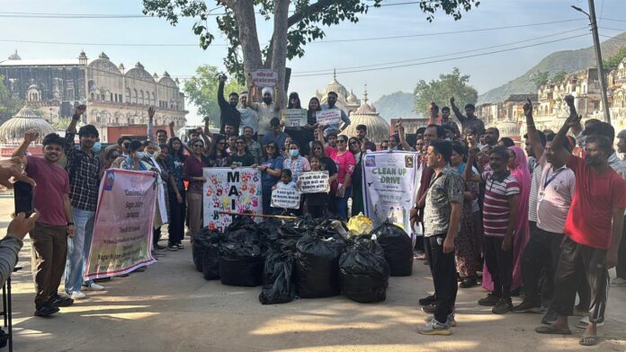 50 कचरे के बैग भरकर क्षेत्र को साफ किया गया