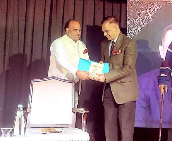 सीताराम गुप्ता ने अपनी पुस्तक “India @100: Resurgent Bharat” मुख्य सचिव को भेंट की