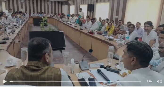 जिला परिषद बैठक हंगामे के साथ शुरू