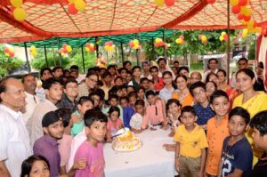 बच्चों का जन्मदिन मनाते संस्था के कार्यकर्ता 