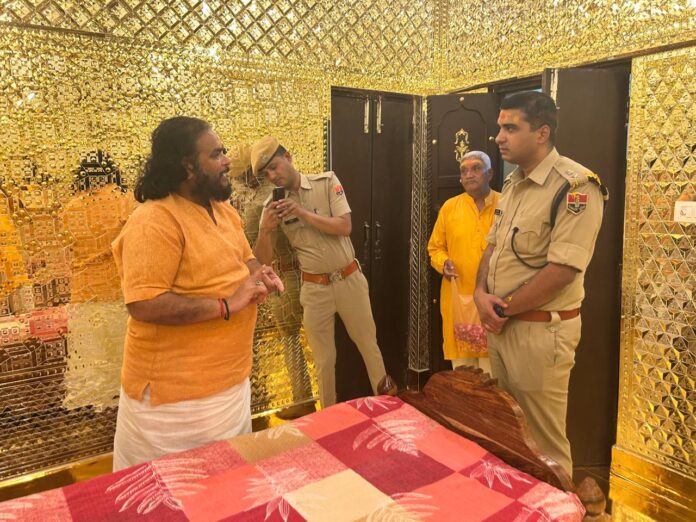 मंदिर में एसपी उपाध्याय ने किए दर्शन