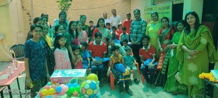 दिव्यांग बच्चों के साथ समय बिताया और सामग्री वितरित की