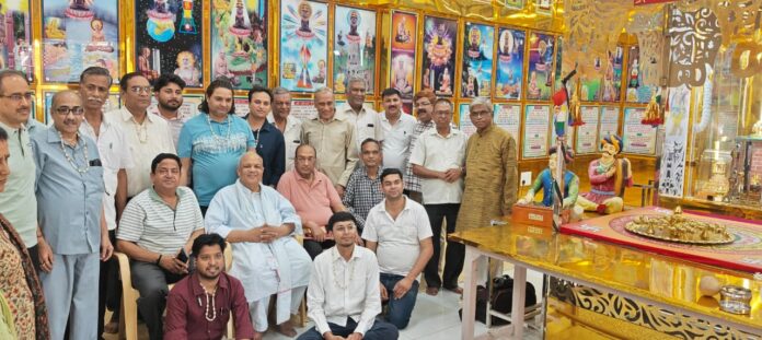 अहिंसा स्थल पर आये श्रद्वालुओं के साथ कुर्सी पर मध्य में बैठे बच्चू सिंह जैन